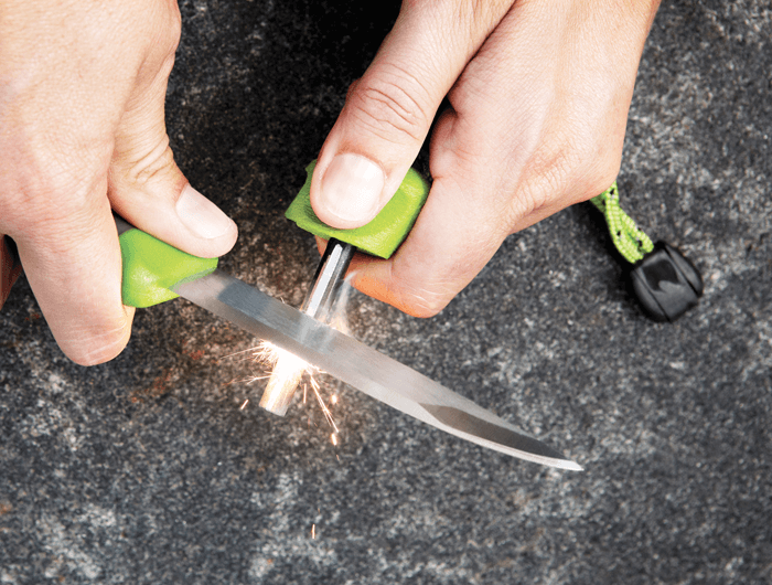 メタルマッチをナイフで擦るのは危険 公式hp 野良道具製作所 アウトドア用品 焚き火道具の設計製作